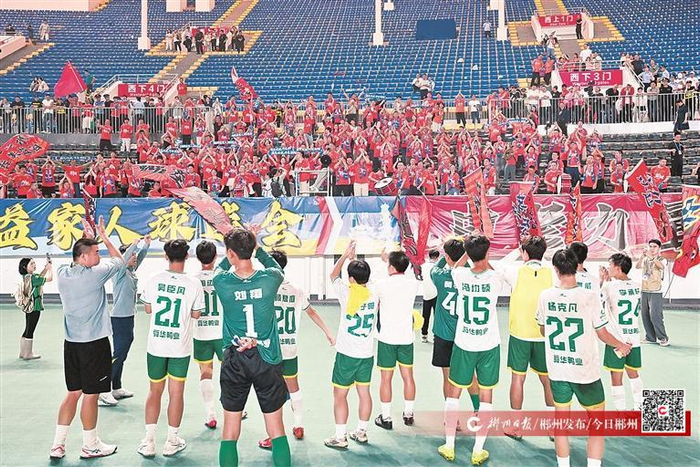 ▲郴州隊員致敬益陽球迷（全媒體記者 歐陽常海 攝）