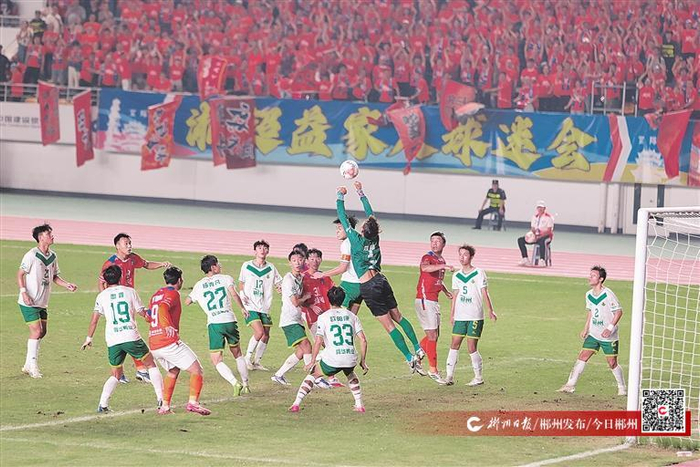 ▲郴州隊守門員發(fā)揮穩(wěn)定，多次化險為夷（全媒體記者 鄧智華 攝）