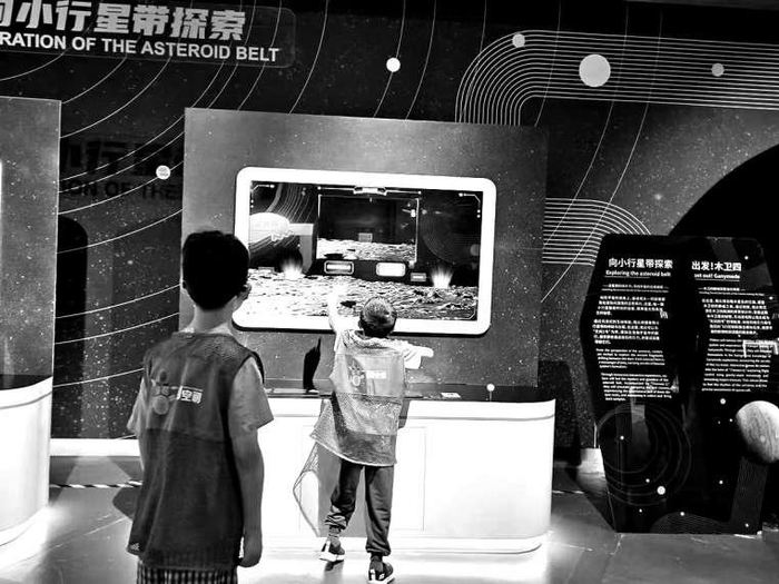 　　孩子们在中国宋庆龄青少年科技文化交流中心参加活动。海淀区民政局 供图