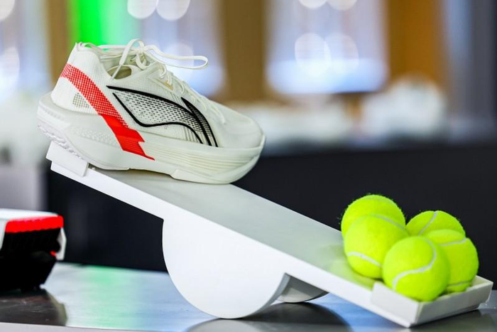 图说：ULTRALIGHT 2025实现了目前业界专业篮球鞋的极致轻量