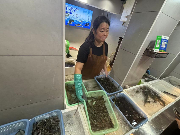 河虾、斑节虾等鲜活水产品旺销。劳动报记者陆燕婷 摄影