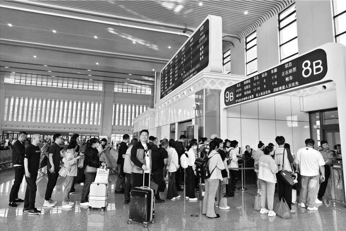         抚顺站候车室里等待体验沈白高铁的旅客。受访者供图