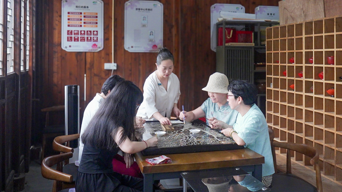 陳小霞在周夾村開(kāi)展非遺活動(dòng)（央廣網(wǎng)記者 俞燁 攝）