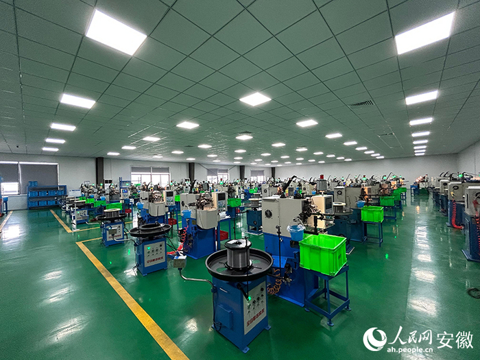 位于寧國市的安徽鴻橋空氣減震技術(shù)有限公司生產(chǎn)車間。人民網(wǎng)記者 高飛躍攝