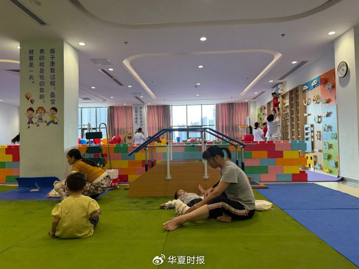 正在进行康复训练的残疾儿童。
