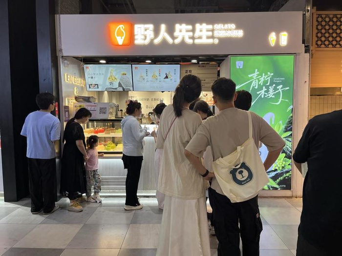 9月11日晚上9点后，门店排着长队。 新京报记者 秦冰 摄