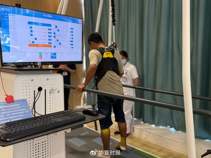一名患者正在通过虚拟现实行器进行康复训练。