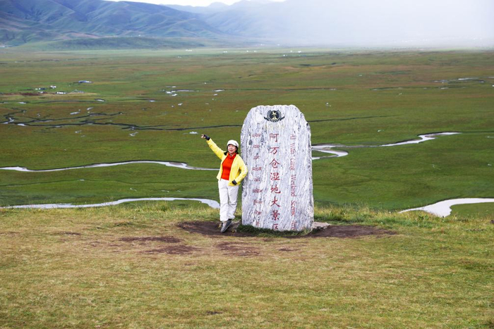 ??游客在阿萬倉濕地拍照“打卡”。新華社記者 馬莎 攝