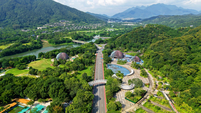 最美旅游公路（温泉广场驿站）。