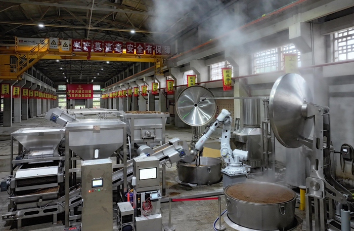 科技感十足的紅川酒業(yè)釀酒車間（陳爭強 攝）