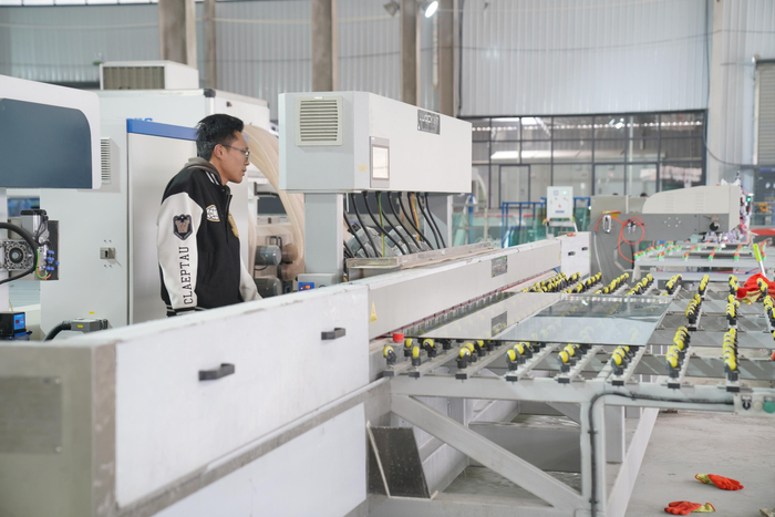 甘肅冀成鴻運玻璃有限公司的年產(chǎn)7萬噸門窗玻璃深加工制造項目已投產(chǎn)運營（劉建軍 攝）