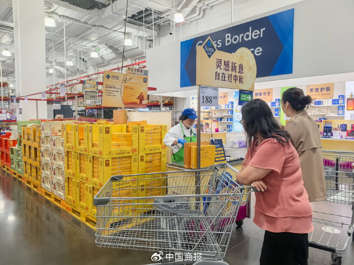 消费者正在等待山姆会员商店月饼试吃。（中国商报记者 冉隆楠/摄）