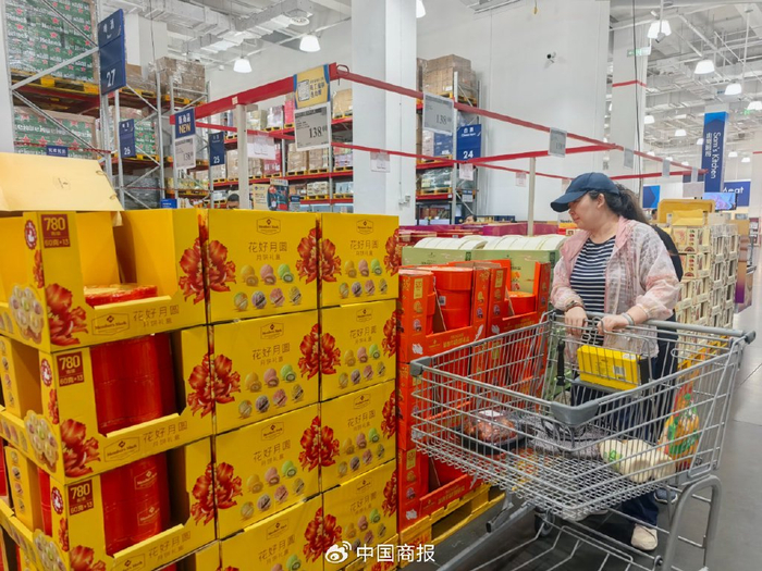 消费者正在选购月饼礼盒。（中国商报记者 冉隆楠/摄）