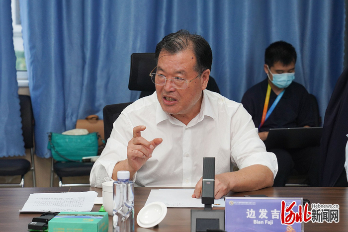 中国文联副主席、中国杂技家协会主席、河北省文联主席边发吉发言。张文进摄