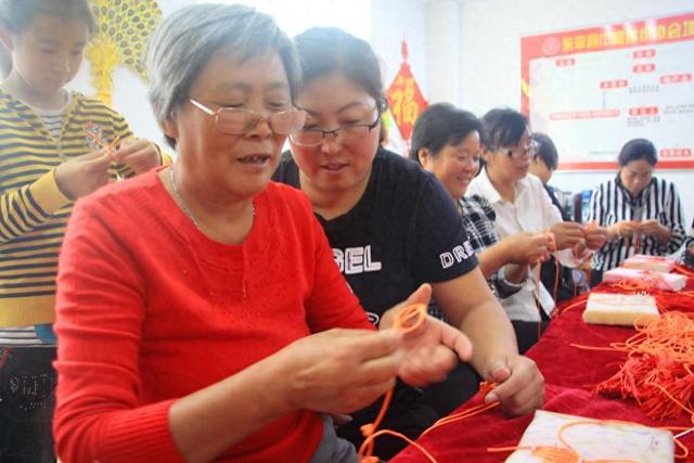 在老湖镇凤凰社区“就业服务驿站”的手工编织“微工坊”里，群众正在进行手工编织。（受访单位供图）