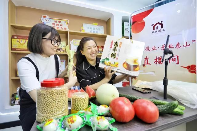 主播在东平街道赵桥社区“就业服务驿站”的共享直播间里卖货。（受访单位供图）
