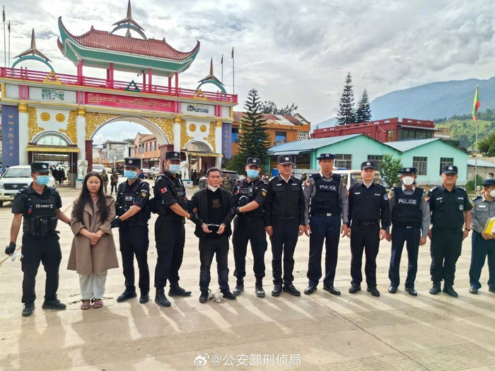 明家电诈头目被移交我方。图据公安部刑侦局微博