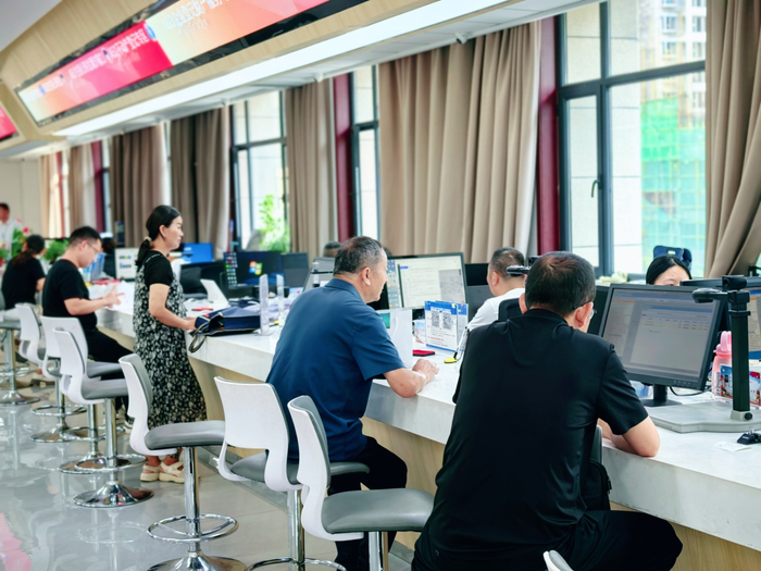 成縣行政服務中心便捷的服務（陳爭強 攝）