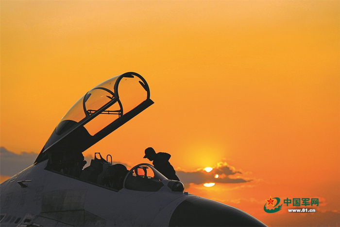 　　机务人员检查战机，做好夜间出动准备。