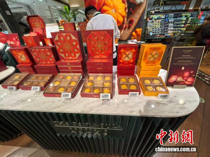 今年半岛酒店最高一档月饼礼盒的售价为498元，礼盒为单层结构。 左雨晴 摄
