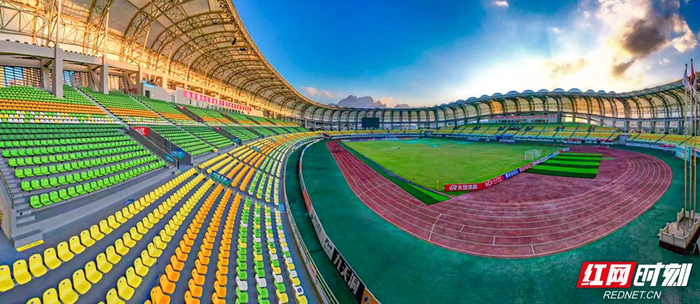 六種漸變色調(diào)讓看臺(tái)宛如流動(dòng)的山水畫卷。