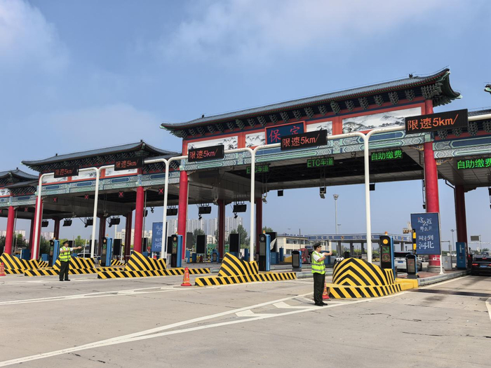 图为高速站点指挥通行