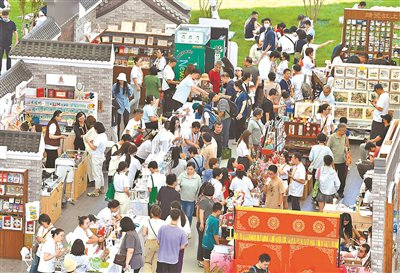 文化市集人头攒动 摄影/北京青年报记者 杨益