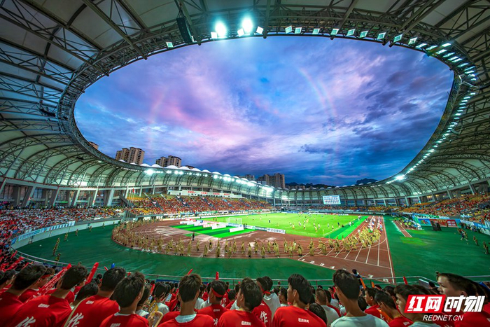 張家界賀龍?bào)w育中心以其獨(dú)特魅力吸引著來(lái)自四面八方的球迷。