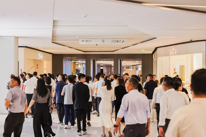 （深圳湾万象城客流。受访方供图）