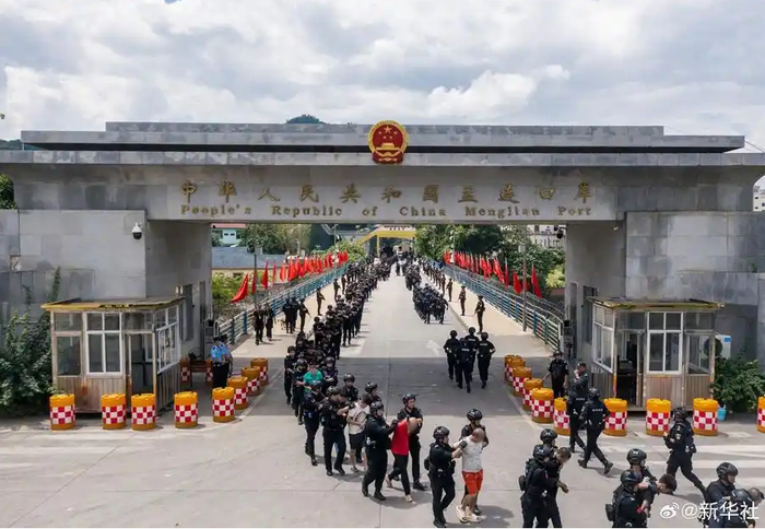 缅北向我国公安移交电信诈骗犯罪嫌疑人。图据新华社