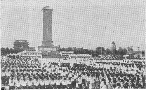 1958年5月拍摄的矗立在天安门广场上的人民英雄纪念碑。来源：北京日报