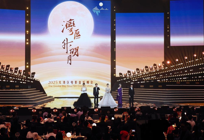 9月28日，主持人在晚会现场主持。新华社发（王申摄）