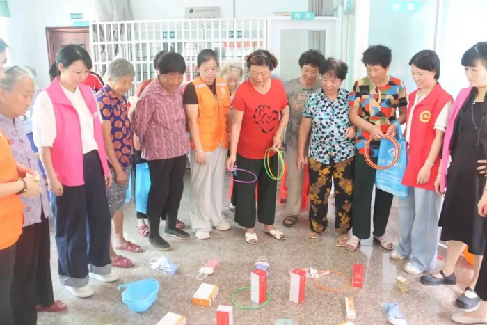 霞浦县牙城镇居民踊跃参与趣味游戏。