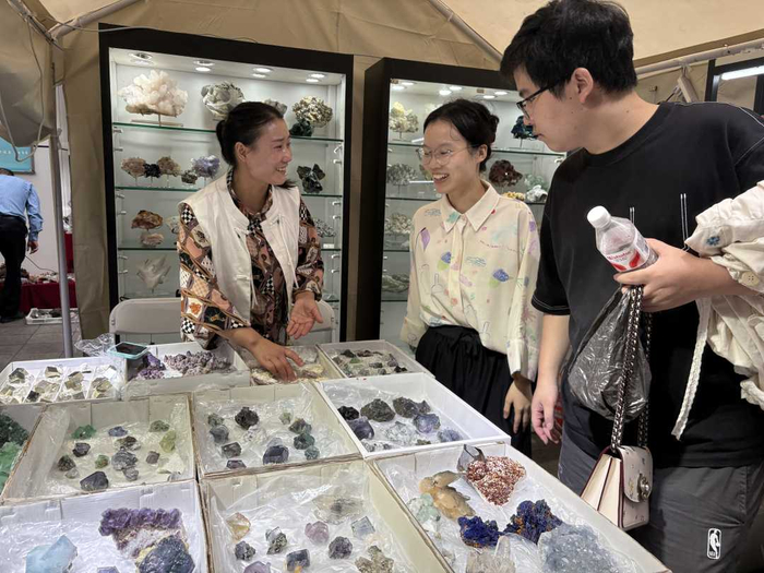 图为消费者在东海国际水晶矿物宝石博览会上选购矿石艺术品。（资料图片）