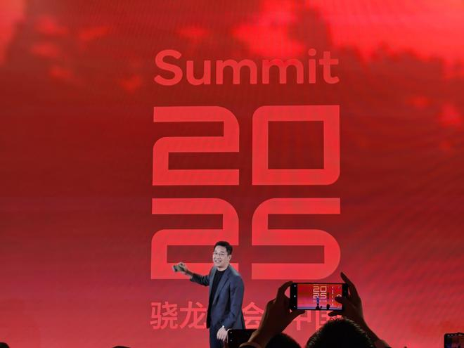 卢伟冰手持小米 17，图片来源：雷科技