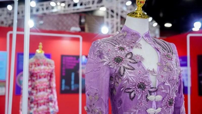 图为王祥设计创作服装在南国书香节东南亚国家馆展出