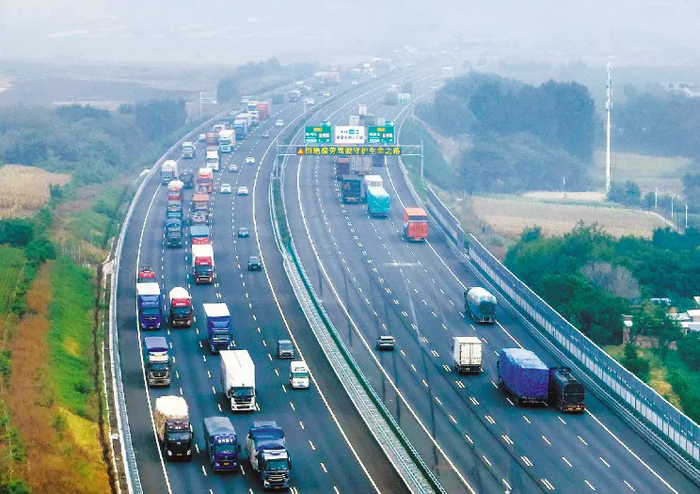 京哈高速锦州段车流密集。查金辉 摄