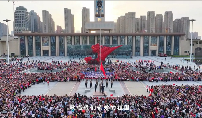 10月1日上午，石家庄解放广场举行了升旗仪式。（来源/石家庄文旅投）