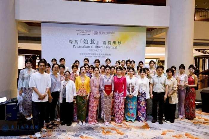 图为厦门马哥孛罗东方大酒店“缘系‘娘惹’ 霓裳织梦”时尚服装秀指导老师与模特合影