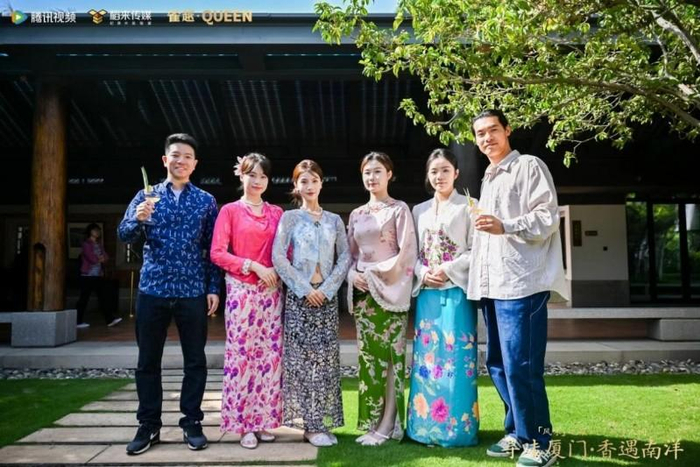 图为厦门南洋学院师生参与“风味人间 | 寻味厦门·香遇南洋”活动合影