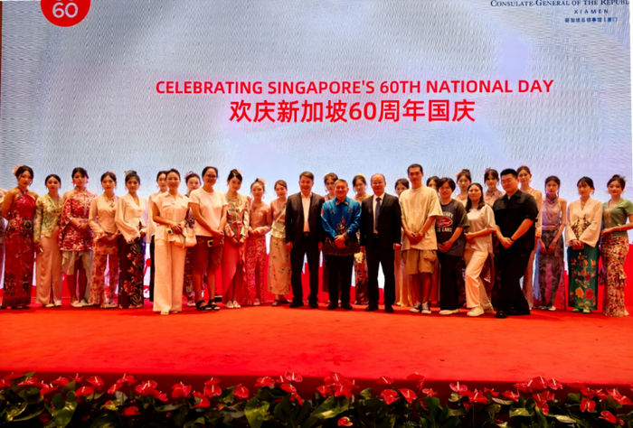 图为新加坡驻华大使陈海泉与厦门南洋学院创办人鲁加升、娘惹秀团队等人合影