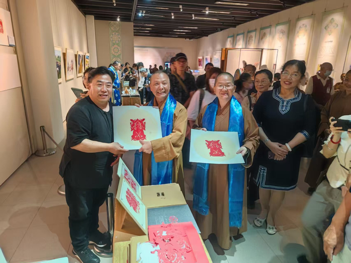 　　内蒙古剪纸好评无数。