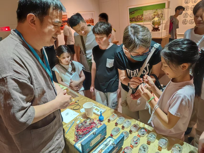 　　活动现场，精美非遗吸引台湾市民。