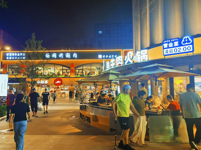 餐饮消费红火。劳动报记者陆燕婷 摄影