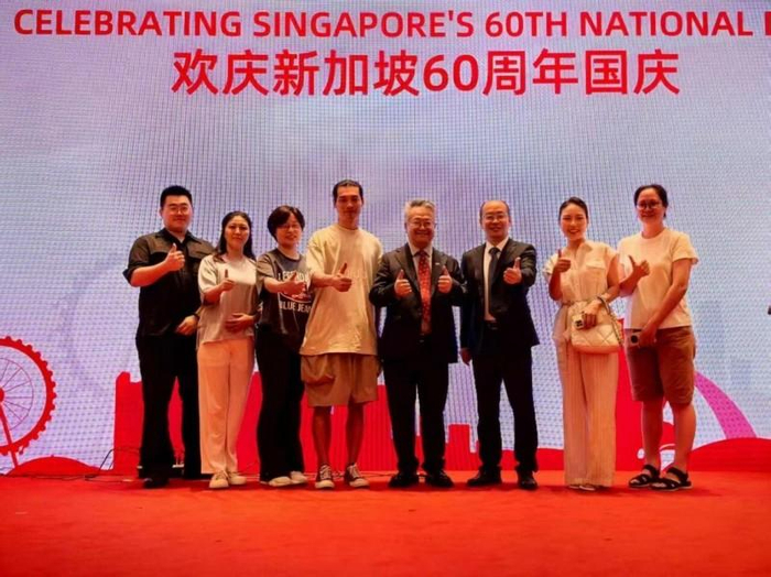 图为新加坡驻厦门总领事庄志嘉与厦门南洋学院副校长李振杰、娘惹秀团队指导老师合影