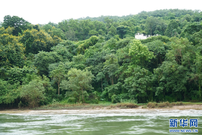 沿线的美景（10月1日摄）。新华网发（柴静 摄）