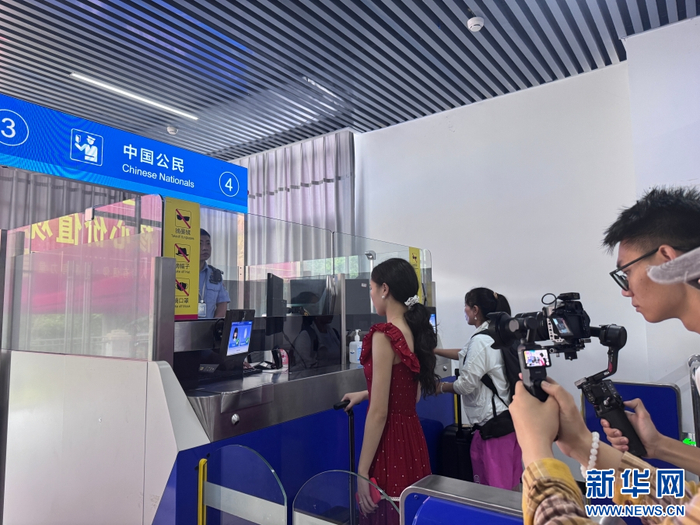   乘坐游船的乘客正在通过安检（10月1日摄）。新华网发（柴静 摄）