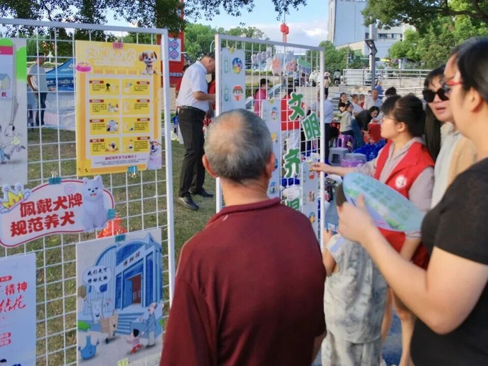 居民学习文明养犬相关知识。