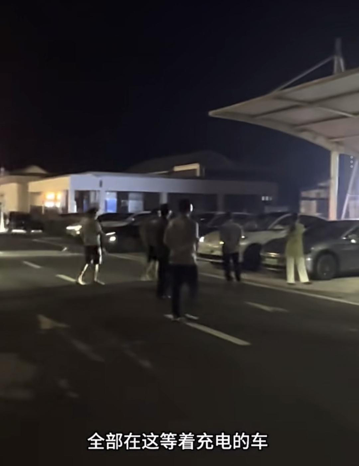 ▲有网友反映，高速服务区充电桩开始排队叫号（视频截图）