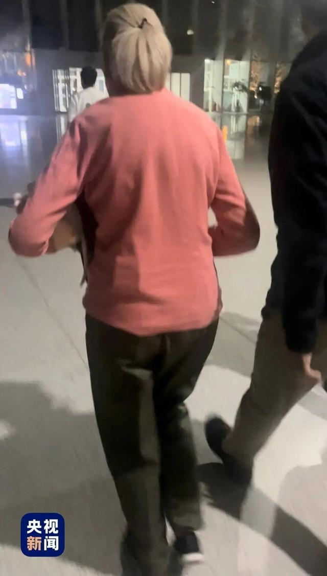 △“小跑”来得突然 记者遗憾拍下背影